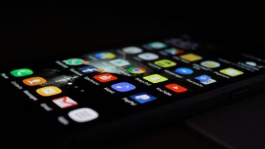 Una pantalla de smartphone que muestra varias apps de redes sociales como Facebook, Instagram, Twitter y más.